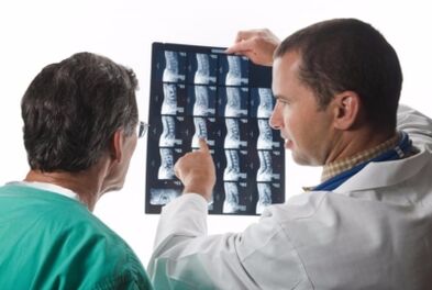 Doctorul arată poze coloanei vertebrale